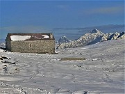 65 Baita  Cabretondo (1869 m) con vista in Arera e Presolana